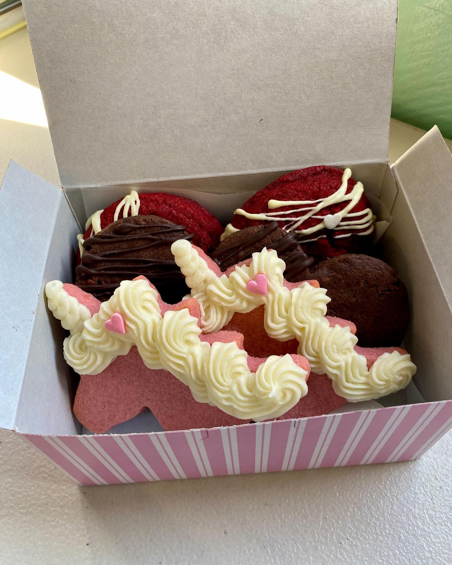 We&rsquo;ve nearly sold out of our Lovely Love Cookie Boxes! We will have a very small amount at the @chfarmersmarket as well as a few individual cookies! See you there 🦄🦄
#sourbakerygraham